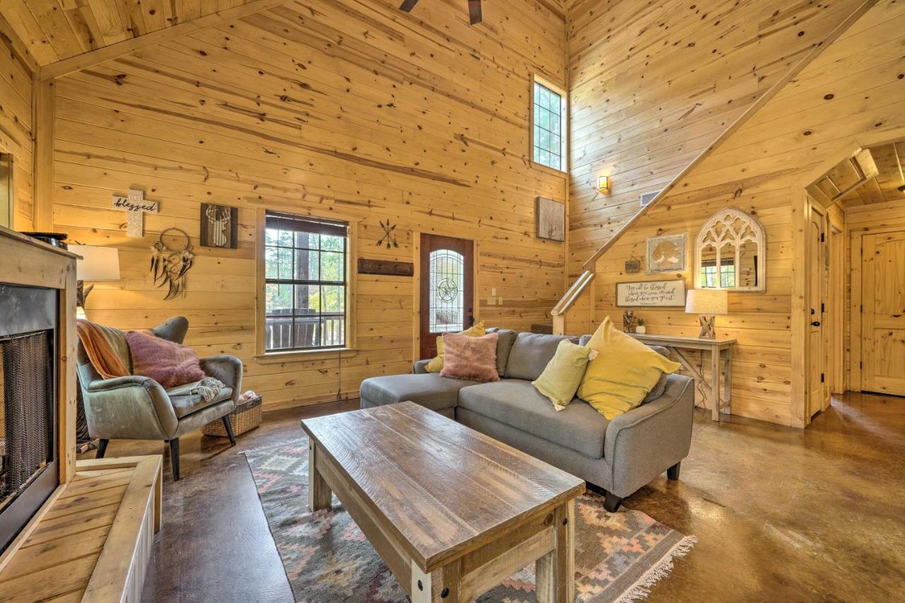 Cabin With Hot Tub And Games, 4 Mi To Beavers Bend! Broken Bow Eksteriør billede