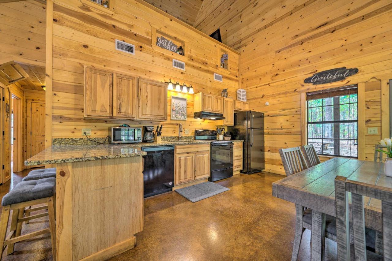 Cabin With Hot Tub And Games, 4 Mi To Beavers Bend! Broken Bow Eksteriør billede