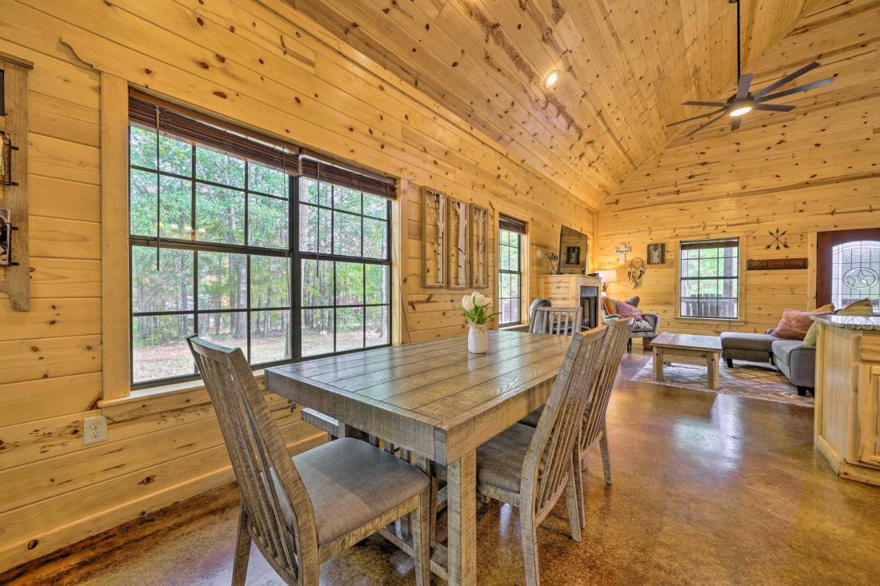 Cabin With Hot Tub And Games, 4 Mi To Beavers Bend! Broken Bow Eksteriør billede
