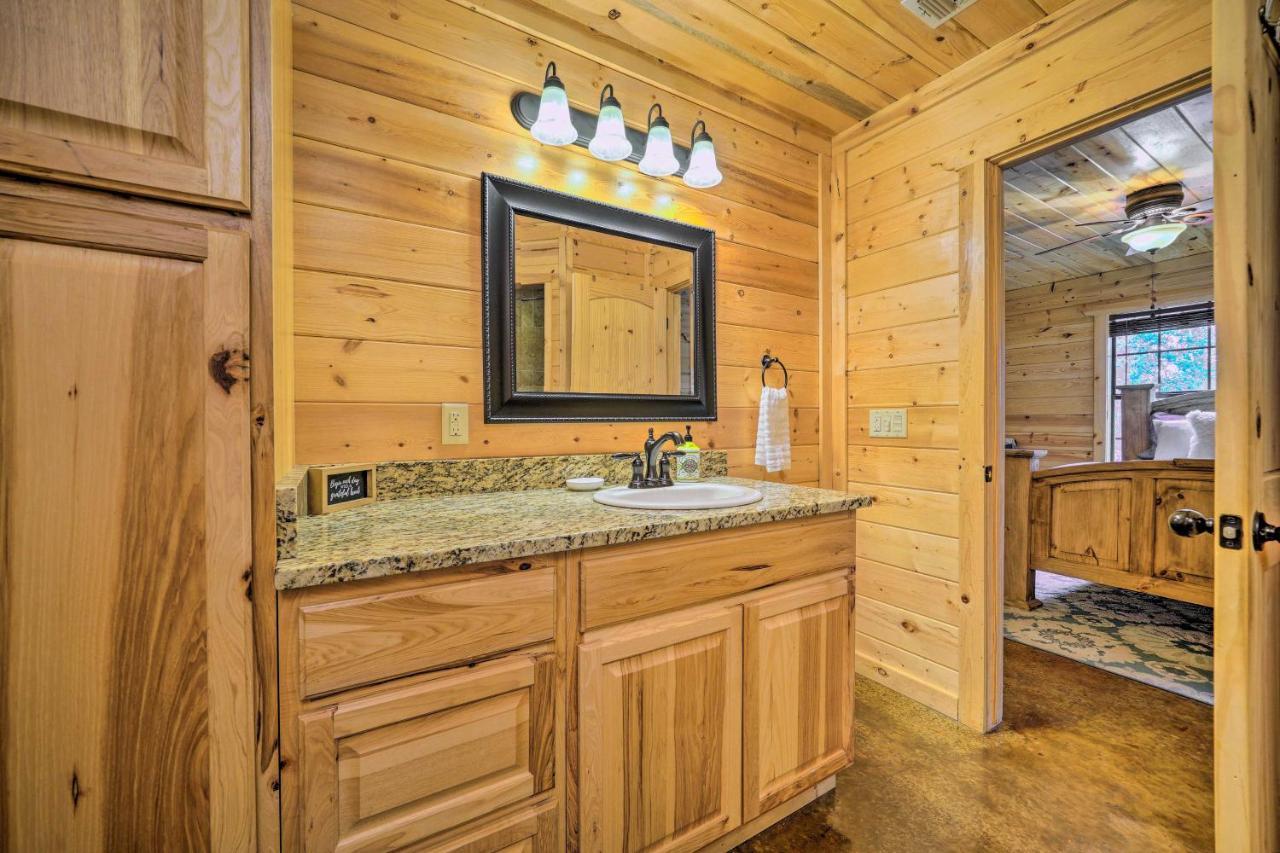 Cabin With Hot Tub And Games, 4 Mi To Beavers Bend! Broken Bow Eksteriør billede