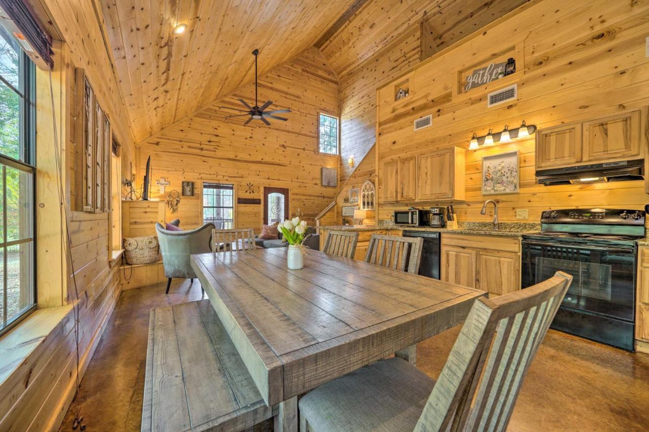 Cabin With Hot Tub And Games, 4 Mi To Beavers Bend! Broken Bow Eksteriør billede