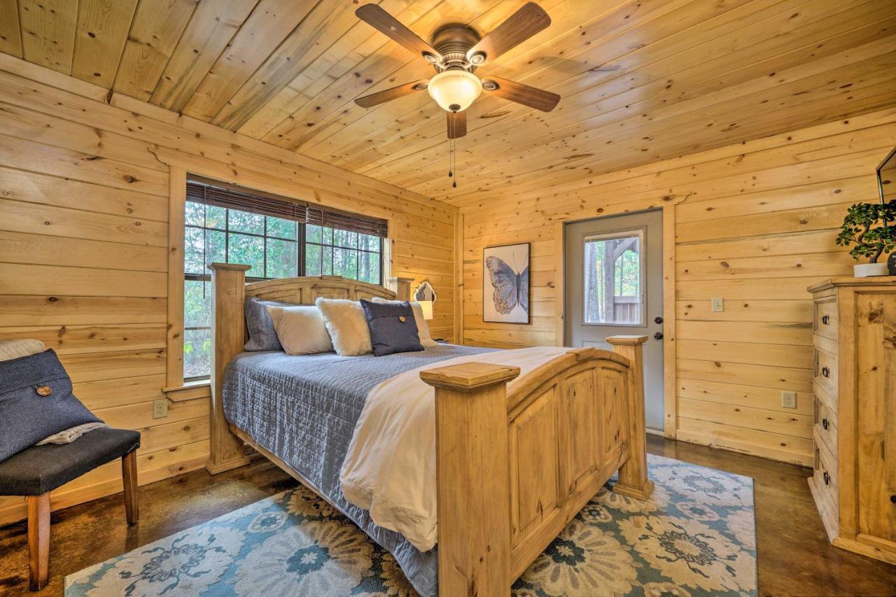 Cabin With Hot Tub And Games, 4 Mi To Beavers Bend! Broken Bow Eksteriør billede
