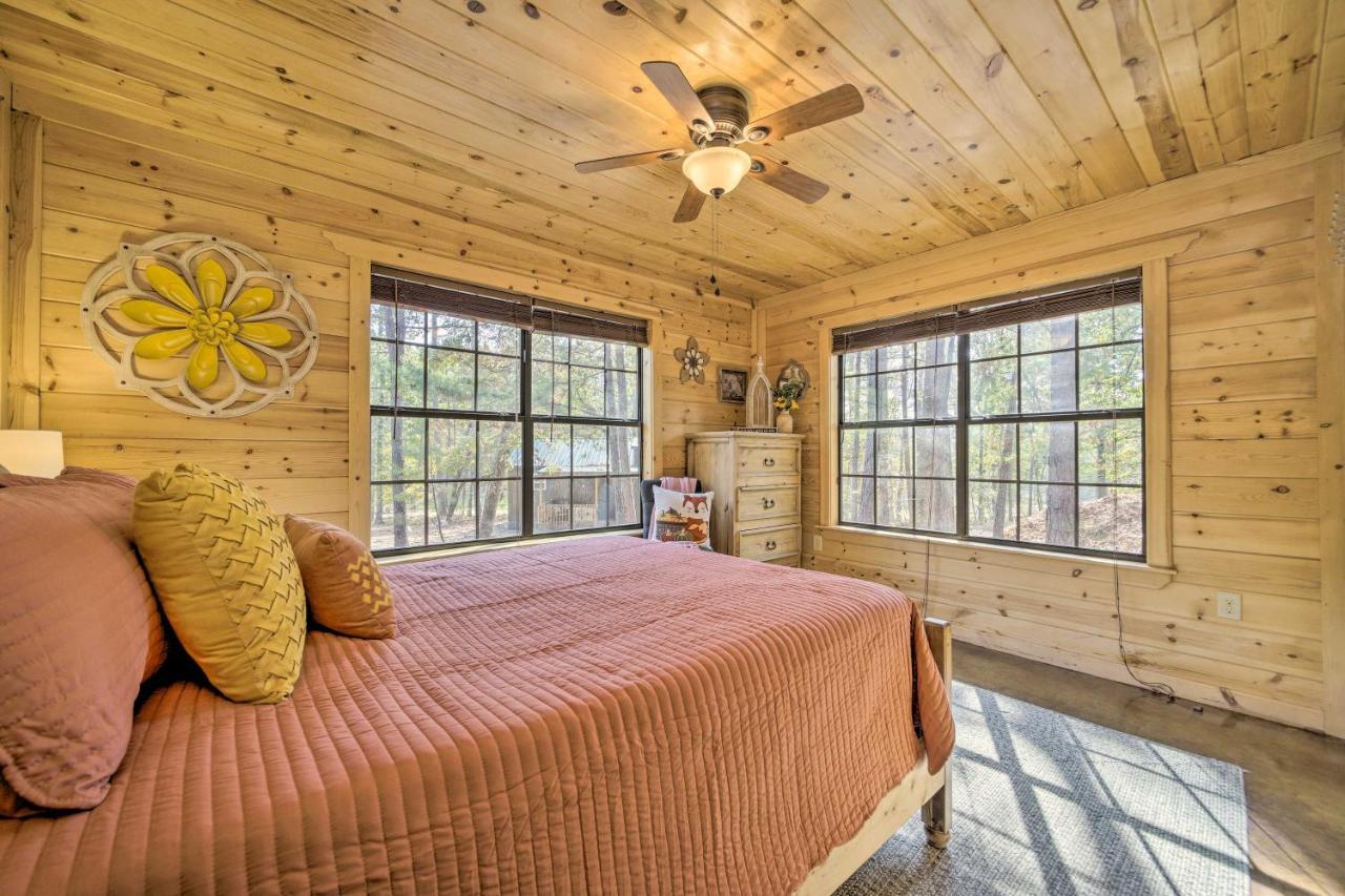 Cabin With Hot Tub And Games, 4 Mi To Beavers Bend! Broken Bow Eksteriør billede