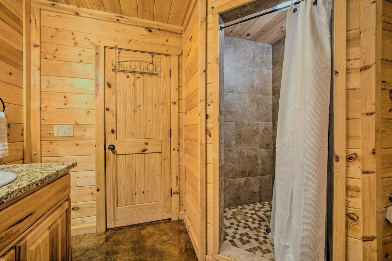 Cabin With Hot Tub And Games, 4 Mi To Beavers Bend! Broken Bow Eksteriør billede